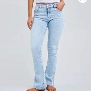 Ett par ljusblåa Low flare Jeans 520 från Bikbok, nästintill helt nya💕 