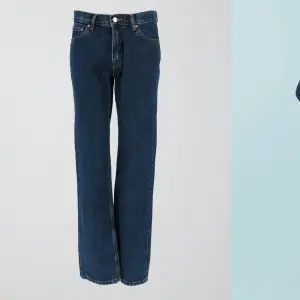 Lågmidjade mörkblåa raka jeans från gina tricot! Jättesnygga jeans som jag behöver sälja då de är för små för mig, använda fåtal gånger