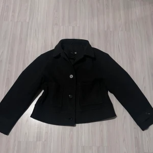 Kort kappa - Säljer denna populära kappan från lager 157, knappt använd🤌🏼