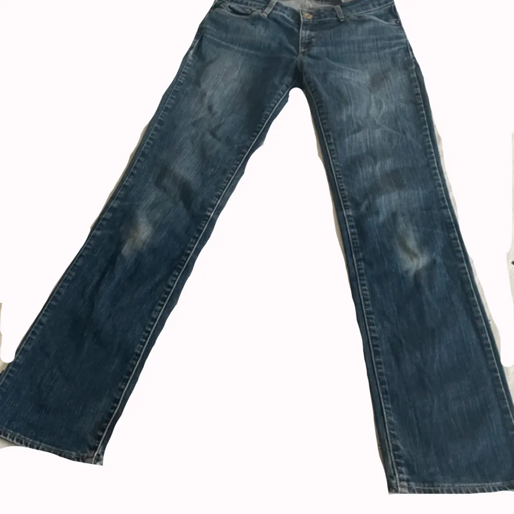 Såå coola utsvängda Levis jeans!!💕 passar storlek 36/S . Jeans & Byxor.