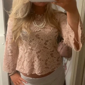 Rosa fest topp!!! - Skit snygg rosa topp!! Lite genomskinlig som syns på bilderna,( första två bilderna är från den tidigare ägaren) 🥰🥰🙌🏼🙌🏼