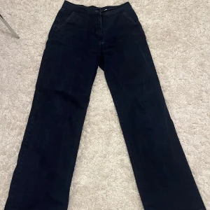 Mörkblå vintage chinos - Lågmidjade mörkblå chinos! Så sköna. Lite längre i modellen. Köpta vintage. S/M