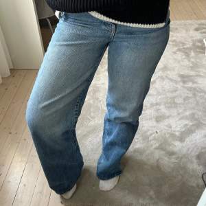 Blåa vida högmidjade jeans ifrån Gina Tricot, tyvärr har dom blivit för små i midjan för mig🥲🤟🏼