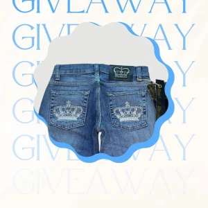 Victoria Beckham Jeans - Vinn ett par Victoria Beckham-jeans (finns i storlek 34, 36 och 38)  För att ha chansen att vinna: Steg 1- följ oss på instagram @ettmarkeab Steg 2- tagga tre vänner i inlägget om tävlingen Steg 3- dela inlägget på din instagram-story  Lycka till😊❤️