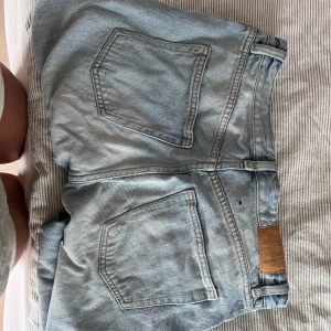 jeans - snygga jeans från monki i storlek S ungefär. Ganska använda men inga tydliga defekter💞