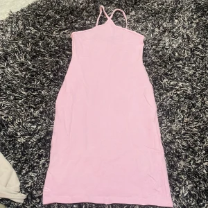 Baby rosa klänning - Använd en sommar  Fin detalj upptil  Från hm