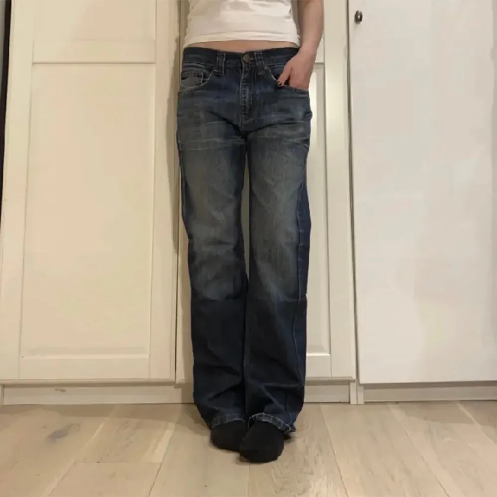 säljer dessa lågmidjade jeans från plick för dom var lite för stora. midja 82 cm runt och innerben 83 cm. hon på bilden är 170 som referens💕💕. Jeans & Byxor.