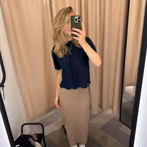 Lindex blus  - En super fin mörkblå blus från Lindex som passar perfekt till sommaren och våren. Säljer då jag aldrig använt den! Nypris 499, säljer för 349!