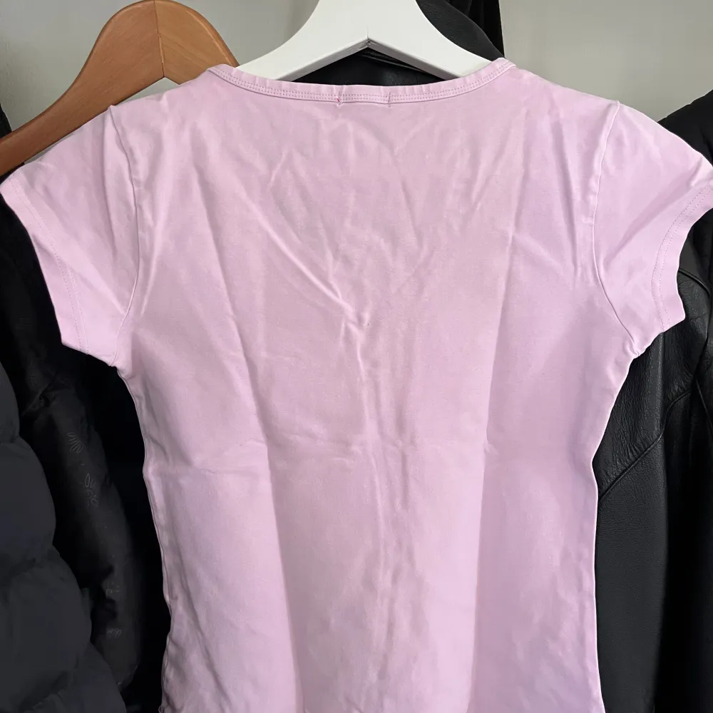 Söt rosa färgad t-shirt som använts en del. Är fortfarande i jättebra skick! 💓. T-shirts.