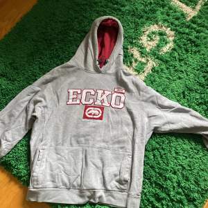 Ecko hoodie 3XL men passar som XL. Fint skick, inte så använd pga stor storlek. 