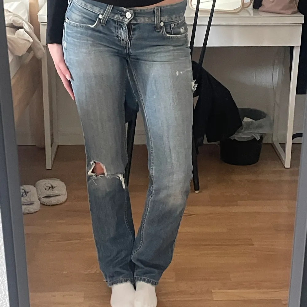 Säljer mina low waist Levis jeans i modellen ”patty anne”. Jag är 174 för referens, hör av dig vid frågor eller fler bilder och använd gärna köp nu😇👏🏼. Jeans & Byxor.