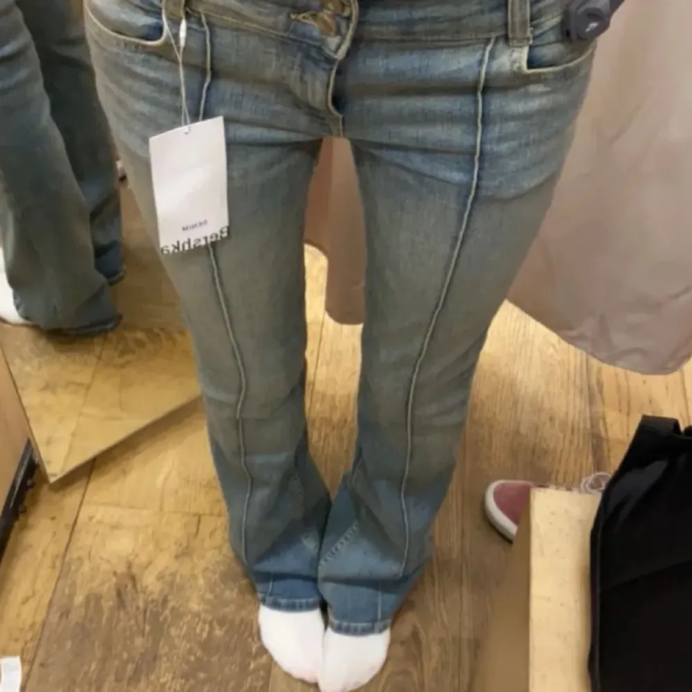 Säljer mina super sköna bershka Jeans 💗jag är 175 cm och dom är på gränsen korta för mig och det är därför jag säljer💗Inga defekter!  Andra bilden är lånad!. Jeans & Byxor.