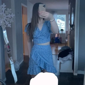 Kjol och top - Matchande kjol och tröja. Tröjan knyts bak på ryggen. Har två set med både kjol och tröja💓