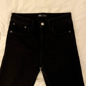 Svarta raka jeans från Zara - Superfina 90-talsinspirerade jeans. Storlek 38/M. Priset kan diskuteras!