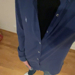 Raffe skjorta - En skitfet ralph lauren skjorta i storlek S. Passar även M och mindre L. Perfekt nu till våren och sommaren!   Aldrig använd! Helt nyskick!