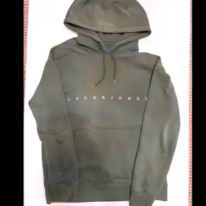 Storlek M, skön olivgrön hoodie men inte använd på över ett år och säljs därmed.