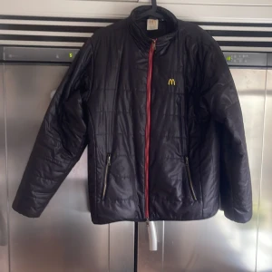 McDonalds jacka - En äkta donkenjacka. Storlek L. Den är använd men original och riktigt svår att komma över.