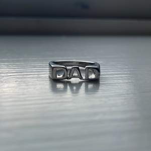 Säljer denna trendiga ring med ordet ”Dad”. Liknar de från L8L Hasselblad och  Edblad. Så snygg men för stor för mig. Diameter: 1.7cm (M)