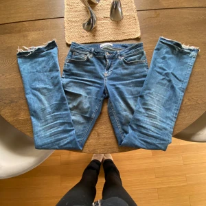 Zara jeans! - Inga defekter förutom att jag sprättat upp dom längst ner!🥰 Jag är 170cm