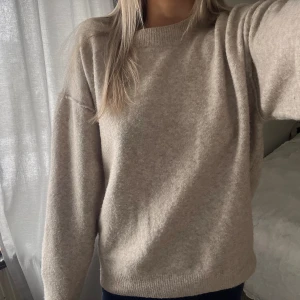 Stickad tröja  - Fin och superskön stickad tröja från weekday storlek xs men passar även s/m😇 Tröjan är änvänd ett fåtal gånger och är i nyskick, säljer då den inte kommer till användning 
