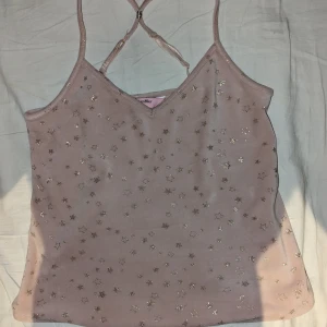 Rosa nattlinne med guldiga stjärnor  - Jätte sött rosa nattlinne från Hunkemöller med guldiga stjärnor! I nyskick 