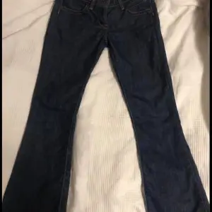 Assnygga jeans som tyvärr är för små för mig, inga defekter förutom lite vid ena nedre benet (kan skicka bild privat). Köpte på vinted för 500. Midjemått rakt över är 37,5 och innebensmått 75! Hör av er vid frågor elr om ni vill diskutera priset💗💗