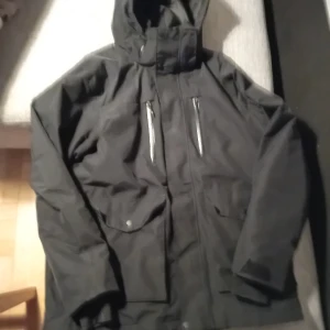 Svart Everest Jacka XXL - LÄS! - Nypris 2020 på Stadium: 1999:- Använd fåtal gånger jackan är mer eller mindre oanvänd. Vår & Höst jacka kan även användas på sommaren kvällar/nätter, regn svalare temperaturer ex. Gott om fickor 1st innerficka, 2st bröstfickor & 2st sidofickor. 