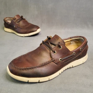 Sebago Seglarskor Storlek 42 Läder Skor Kängor Brun - 14 dagars ångerrätt! Fri retur om de inte passar! Skorna är lite slitna, speciellt under (bild 3) men annars är de i bra skick. Inga hål på utsidan eller insidan. Ingen dålig lukt. Hör av dig om du har några frågor! Tack för att du tittade!