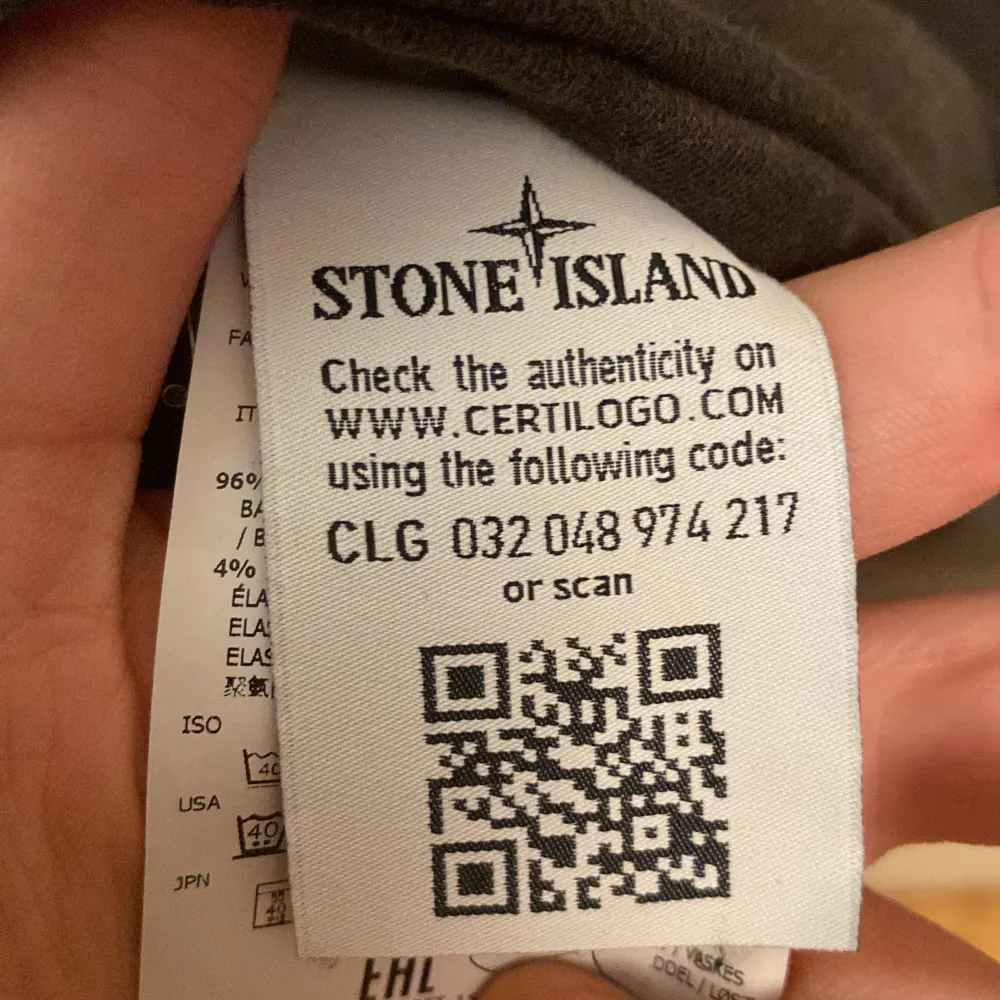 Skön Stone Island hoodie, såklart äkta! Säljer för 1200kr, nypriset är 4300kr. Storleken är L men passar mig som är M. Skicket är okej, inga skador osv. Om ni har några frågor så skicka meddelande!. Hoodies.