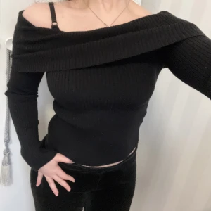 off shoulder tröja - superskön och stretching off-shoulder tröja från H&M ! NYSKICK. Priset går att diskuteras 🫶