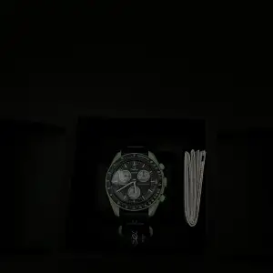 Säljer denna coola Omega Swatch mission on earth klockan. Bara använd och testad i hemmet, garanti på den livet ut.