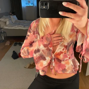 Topp - Jättesnygg topp från Stradivarius. Passar mig som vanligtvis har S