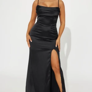 Svart klänning  - Svart klänning från fashion nova strl S. Endast testad. 