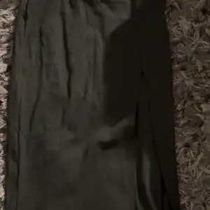 Kjol som är medellång i svartfärg från stradivarius. Storlek M