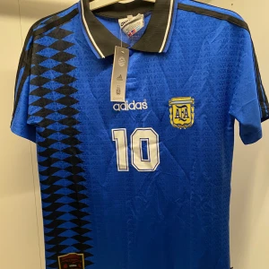 Maradona Argentina fotbollströja  - Diego Maradona Argentina fotbollströja, nmr 10. Storlek S. Hör av dig vid frågor! 
