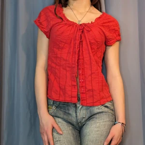 Coquette top - Jätte gullig tröja med knappar och justerbart band vilket gör att man kan andvända den både off shoulder och inte.😊 skriv vid fler frågor