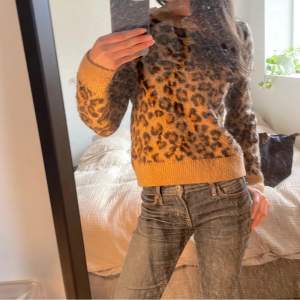 Säljer min populära leopard stickade tröja!!💋den är ifrån H&M och är i bra skick!!hör av er om det behövs fler bilder eller om ni har några frågor❣️