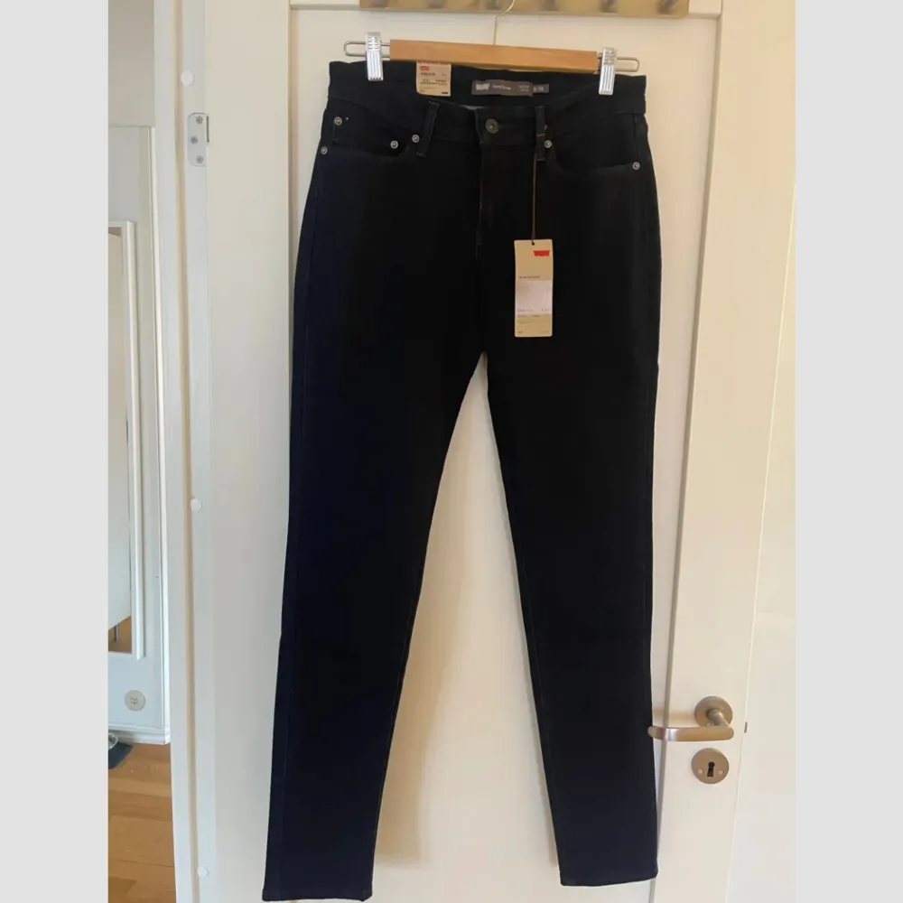 Oanvända Levis jeans med prislapp kvar.  Storlek W28 L34. Pris kan diskuteras.. Jeans & Byxor.