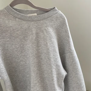 Collegetröja gina tricot - Grå collegetröja i bra skick, inga defekter!  Nypris 260 kr, säljer för 150☺️