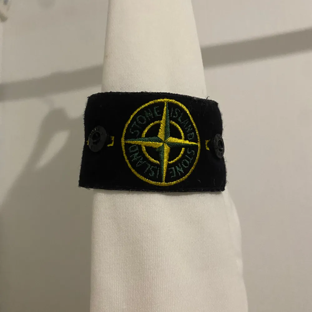 Stone island sweatshirt  Storlek S Säljes då jag köpt en ny, litet hål som på bild nummer 3 inget större. Nypris 2500:- mitt pris pga hålet 700:- + frakt, köpt på NK i Stockholm. Vid fler frågor skriv.. Tröjor & Koftor.