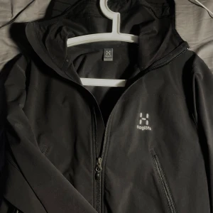 haglöfs jacka - säljer nu min haglöfs softshell vindjacka. storlek M passar även S. bra skick, inga fläckar eller hål. pris kan diskuteras vid snabb affär. kp för fler bilder. 