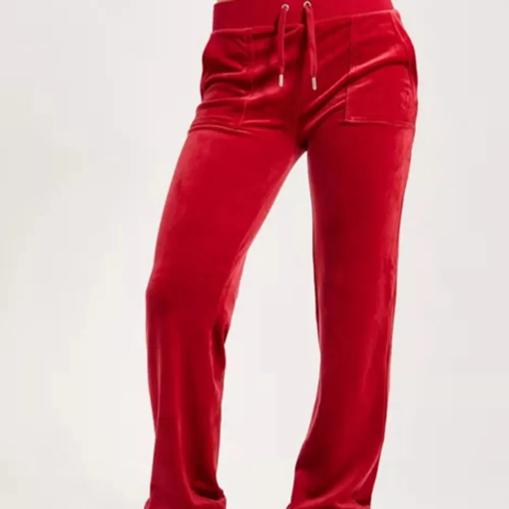 Säljer mina röda juicy byxor då dom tyvärr är för stora.. Jeans & Byxor.