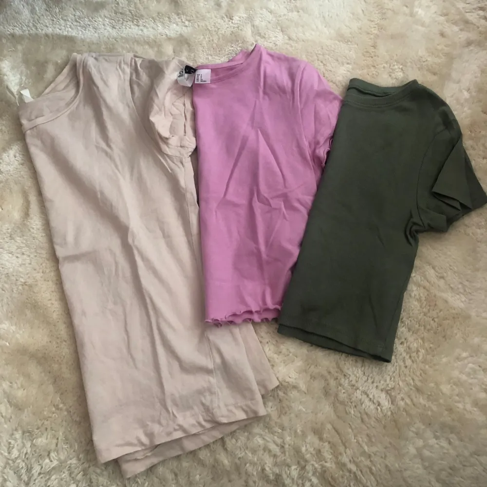 3st tshirts.  Ljusrosa/beige i strl xs (passar även en s). Rosa med volang kant strl s. Grön ribbad strl s. Priset är för alla 3.. T-shirts.