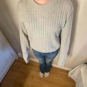 Stickad tröja  - Jätte fin tröja, dock en liten fläck så säljer extra billigt