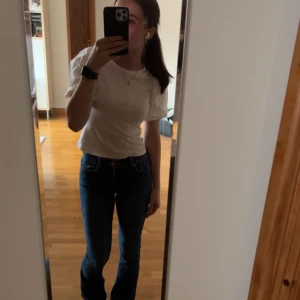 T-shirt med puffärm - Vit T-shirt med puffärmar, storlek xs😇 fint skick, lite kortare i modellen men passar mig som har xs💕 hör av dig vid frågor