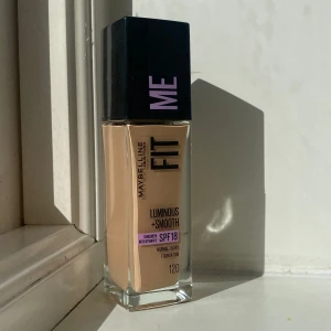 Fit me foundation  - Maybelline fit me foundation, 120. Använd 2 gånger och säljer pga att den är fel färg för mig🤍