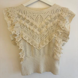 Vacker topp Zara - Superfin topp från Zara! Den är i sparsamt använt skick men har defekten att det är sminkfläckar på insidan (se bild) Den är mycket eftertraktad och superfin nu till vår/sommaren!!🌸 Tveka inte att höra av er vid frågor🩷