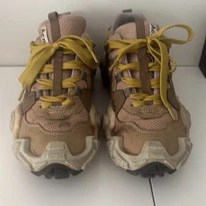 Acne studios Boltzer  - Har ett par Acne studios boltzer som bara ligger hemma och samlar damm om intresserad i affär kom gärna och hämta och vid snabb upphämtning kan pris diskuteras 