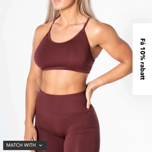 Relode Prime Seamless top - Säljer en Relode Prime Seamless top i storlek L. En fin vinröd färg med öppen rygg som sitter super snyggt. Använd ett fåtal gånger. Låg support, medföljer ilägg. Säljs pågrund av att den är för stor för mig. Pris går att diskutera. Nypris 499kr.