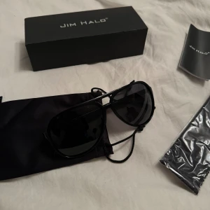 JIM HALO SOLGLASÖGON  - Yo säljer dessa solglasögon från Jim halo, helt ny och endast testade en gång! Allt medföljer! 
